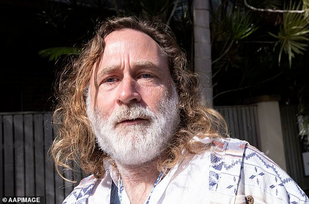 Gurú del bienestar acusado de homicidio involuntario después de que un hombre muriera durante una ceremonia de ayahuasca y veneno de rana en su retiro de Byron Bay