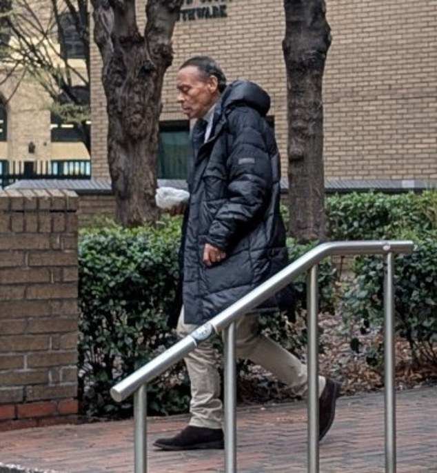 Un criminal de carrera de 71 años, que robó gemas y esculturas por valor de 55.000 libras esterlinas, se presenta ante el tribunal demasiado tarde, después de que SU casa fuera robada la noche anterior.