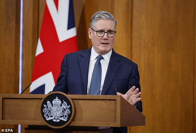 Starmer revela que no ha hablado con Trump en días, pero dice que tiene bajo control la crisis de Oriente Medio y acusa al presidente de EE.UU. de “caos”