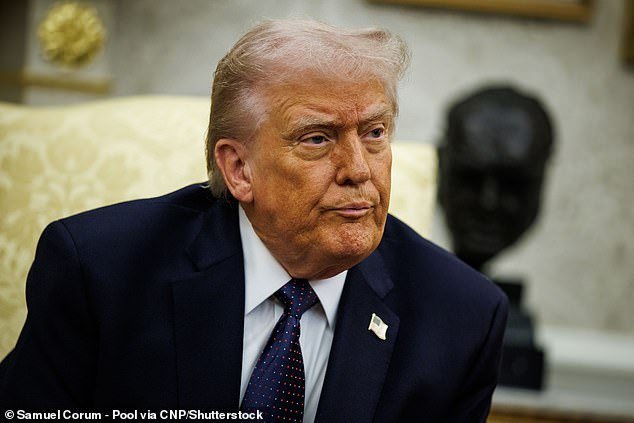 Trump persigue a Kristi Noem mientras fuentes internas revelan el momento sensacional en el que estalló y preguntó: ¿Debería despedirla?