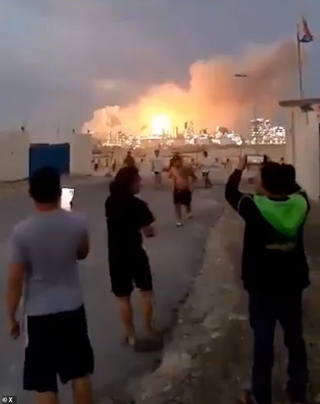 Explosiones de bolas de fuego sacuden las instalaciones petroleras de Bahréin mientras misiles iraníes apuntan a la infraestructura energética