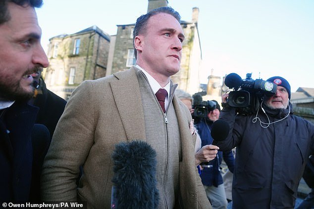 La avergonzada estrella del rugby Stuart Hogg es despojada del MBE después de admitir que abusó de su ex esposa