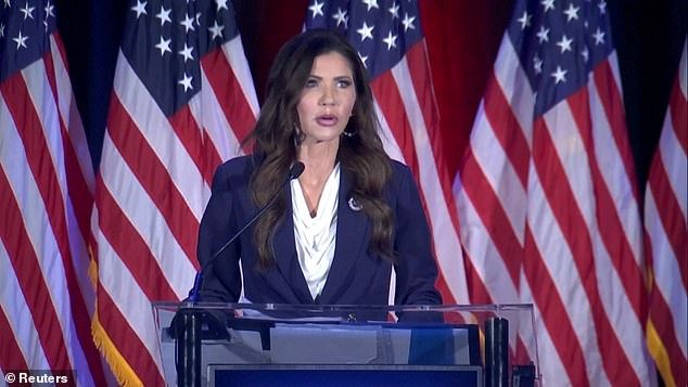 Momento insoportable: Kristi Noem promociona la agenda de Trump en el escenario pocos minutos después de que él la despidiera