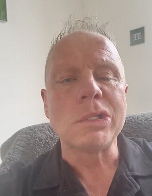 El ex capitán del Manchester City, de 55 años, revela que le diagnosticaron una enfermedad neurológica devastadora