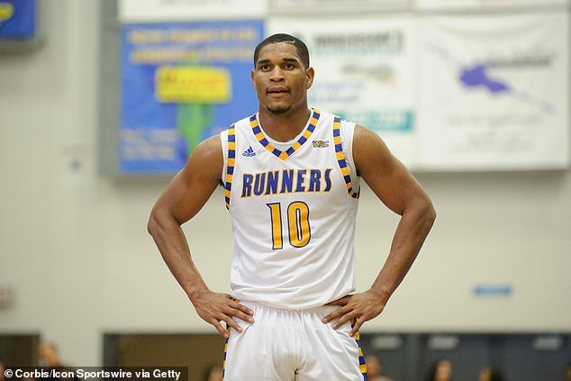 Entrenador de baloncesto universitario acusado de proxeneta y posesión de pornografía infantil