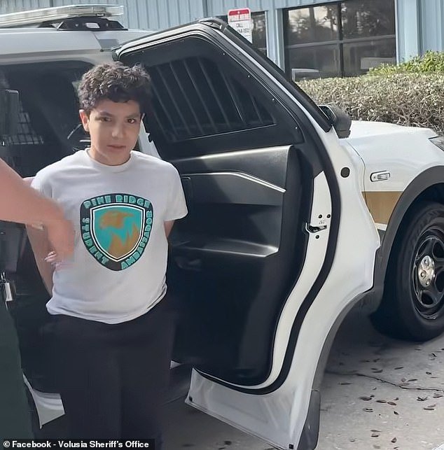 Impresionante momento en que el niño esposado, TEN, es detenido después de afirmar que amenazó con llevar un arma a la escuela para matar a sus compañeros de clase.
