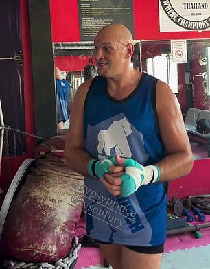 Tyson Fury confirma que su hijo mayor, de 15 años, quiere boxear, pero emite una advertencia después de que el hijo de Ricky Hatton sea criticado