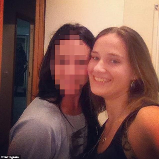 La súplica desesperada de una madre después de encontrar el cuerpo sin vida de su bebé de nueve meses, mientras surgen nuevos detalles sombríos y se revela la identidad de la mujer arrestada por la tragedia