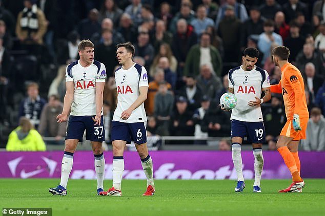 Tottenham 1-3 Crystal Palace: los Spurs dan una clase magistral de autodestrucción para hundirse más profundamente en la crisis del descenso, escribe MATT BARLOW – Igor Tudor ha hecho que los habitantes del norte de Londres sean MÁS caóticos y sus días podrían estar contados