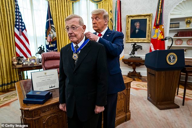 Lou Holtz es recordado por ‘denunciar la locura demócrata’ de Trump tras la muerte de la leyenda de Notre Dame