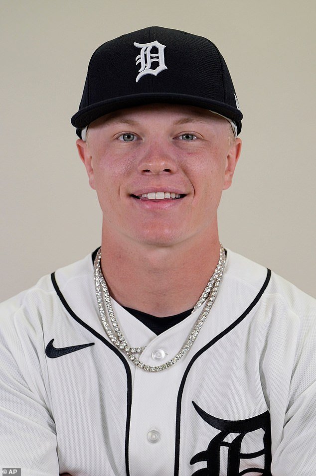 El prospecto de los Tigres, Max Clark, criticado por los fanáticos por mostrar dinero y relojes durante el viaje del equipo al extranjero