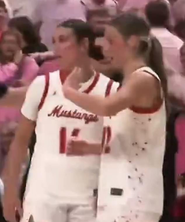 El partido de baloncesto femenino de una escuela secundaria de Iowa termina en una locura cuando una jugadora anota ocho puntos en los últimos 21 segundos para la victoria.