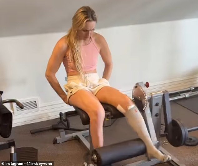 Lindsey Vonn está fuera de su silla de ruedas y entrenando menos de un mes después de que los médicos casi amputaron la pierna del héroe del esquí estadounidense.