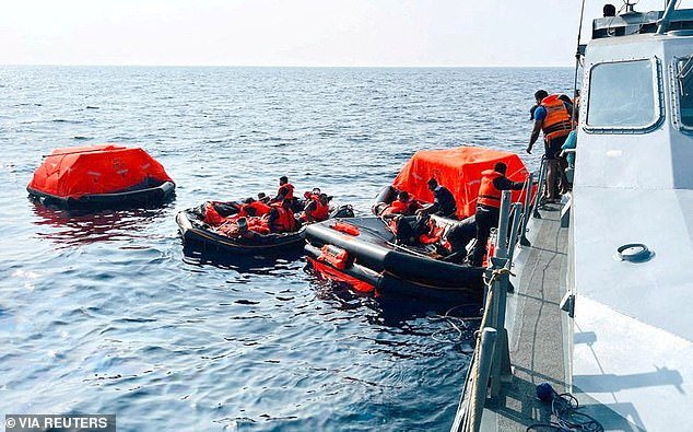 Momento en el que se rescata a los supervivientes del buque de guerra iraní torpedeado, mientras OTRA tripulación naval de Teherán debe ser rescatada frente a Sri Lanka cuando fallan los motores del barco