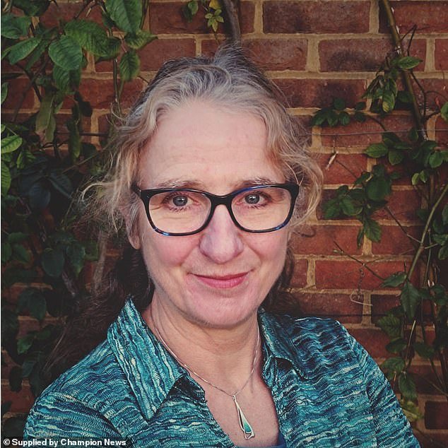 Una pareja gana una batalla legal con vecinos millonarios por una pequeña franja de tierra fuera de su casa de £1,3 millones después de que el jefe de la empresa que se mudó a la casa de al lado instala un gnomo de jardín