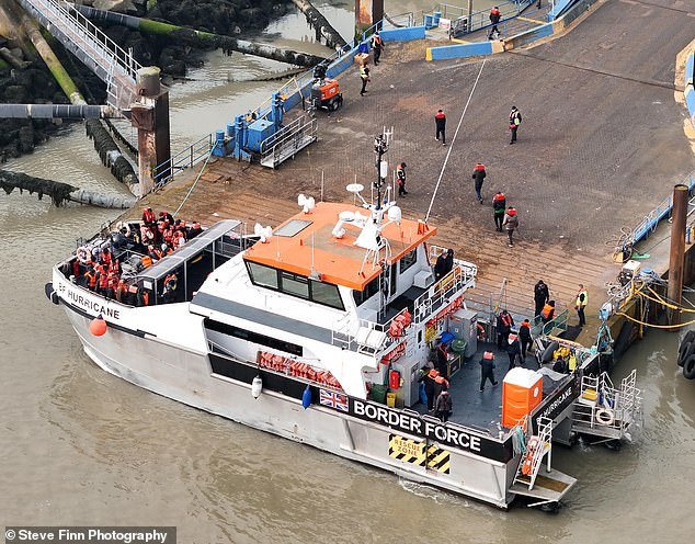 Los inmigrantes iraníes ya se encuentran en la costa del Canal tratando de llegar a Gran Bretaña para escapar de la guerra, y advierten que hay “muchos más en camino”.