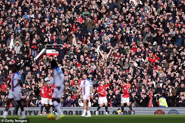 Los fanáticos del Man United respondieron después de ser ‘ignorados’ por el club mientras los precios de los abonos aumentaron por QUINTO año consecutivo