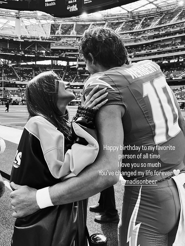 La estrella de la NFL Justin Herbert habla efusivamente de su novia Madison Beer en su cumpleaños número 27: “Cambió mi vida para siempre”
