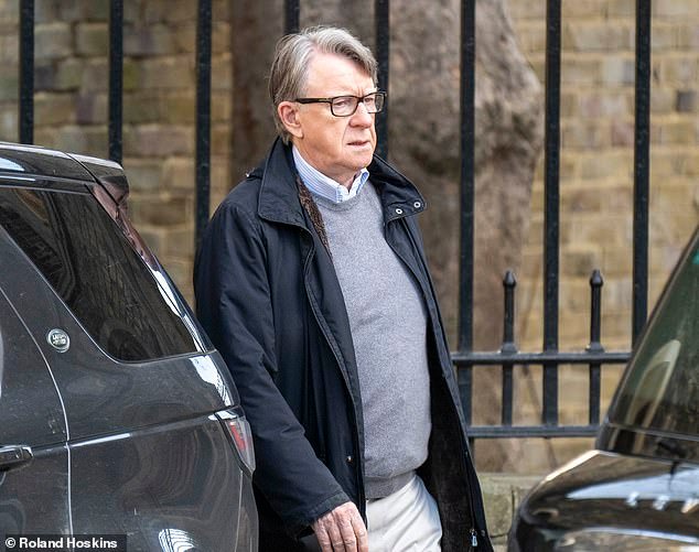 Peter Mandelson ya no está en libertad bajo fianza y ha sido puesto en libertad bajo investigación tras haber sido detenido y “confiscado su pasaporte”.