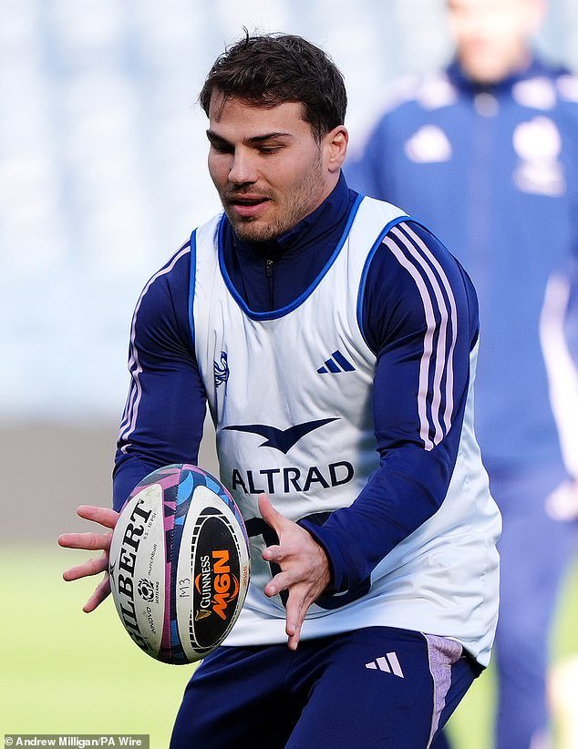 Finn Russell contra Antoine Dupont: dos talentos generacionales en la cima de su poder. Los dos mejores jugadores del planeta actualmente. En el mismo campo, al mismo tiempo, con un trofeo por ganar… podría ser un partido para siempre