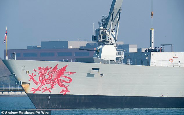 La misión del HMS Dragon a Chipre “se retrasa ya que el astillero sólo opera de 9:00 a 17:00 horas, de lunes a viernes”