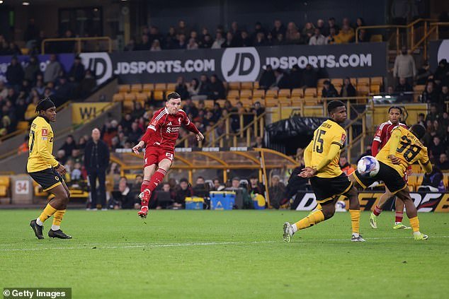 Wolves 1-3 Liverpool: Los Rojos alivian la presión sobre Arne Slot con una clínica y cómoda victoria en la Copa FA para desterrar los fantasmas de una desastrosa derrota liguera en Molineux hace apenas tres días, escribe DOMINIC KING