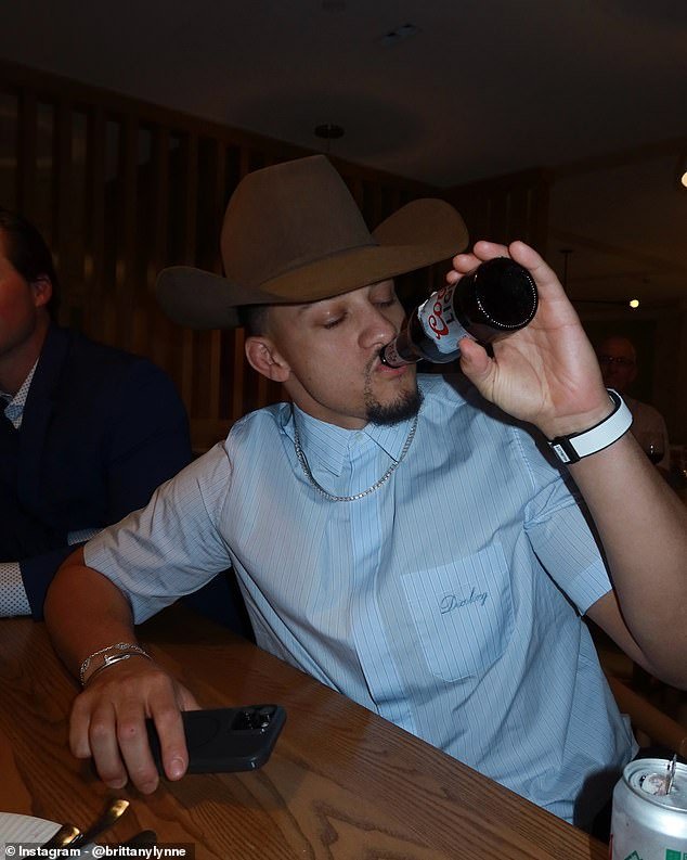 Patrick Mahomes aplasta una cerveza durante la recuperación del ligamento cruzado anterior mientras su esposa Brittany queda atónita en la boda de un amigo