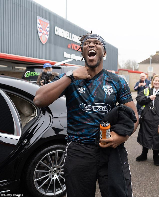 KSI tiene un comienzo ganador como propietario de un club de fútbol fuera de la liga mientras el juez de Britain’s Got Talent disfruta de la victoria junto a Andy Carroll en Dagenham y Redbridge.