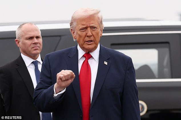 Donald Trump le dice a Keir Starmer que Estados Unidos “no necesita portaaviones británicos para una guerra que ya hemos ganado” en un ataque extraordinario contra el primer ministro.