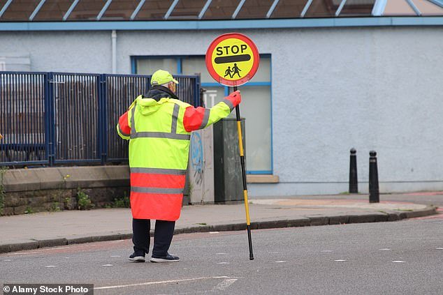 Hombres y mujeres aterrorizados deben estar armados con cámaras corporales porque los conductores y ciclistas los insultan y escupen.