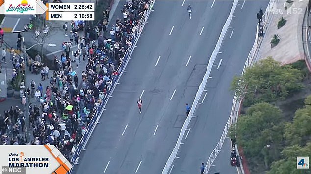 Increíble momento, el corredor estadounidense supera a su rival en la meta para ganar el maratón de Los Ángeles en un resultado más igualado que nunca