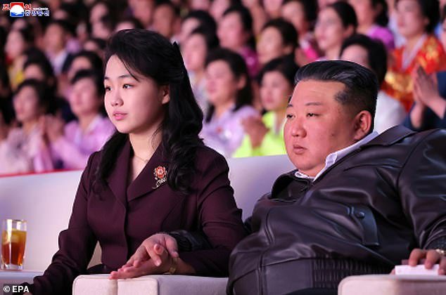 El canoso Kim Jong Un sentado de la mano de su hija en un concierto y elogia a las mujeres norcoreanas “de voluntad fuerte” pero “físicamente débiles”