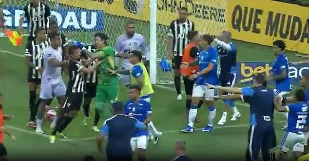 En una vergonzosa pelea de fútbol, VEINTITRES jugadores son expulsados, incluido un ex héroe de la Liga de Campeones por ESTE golpe.