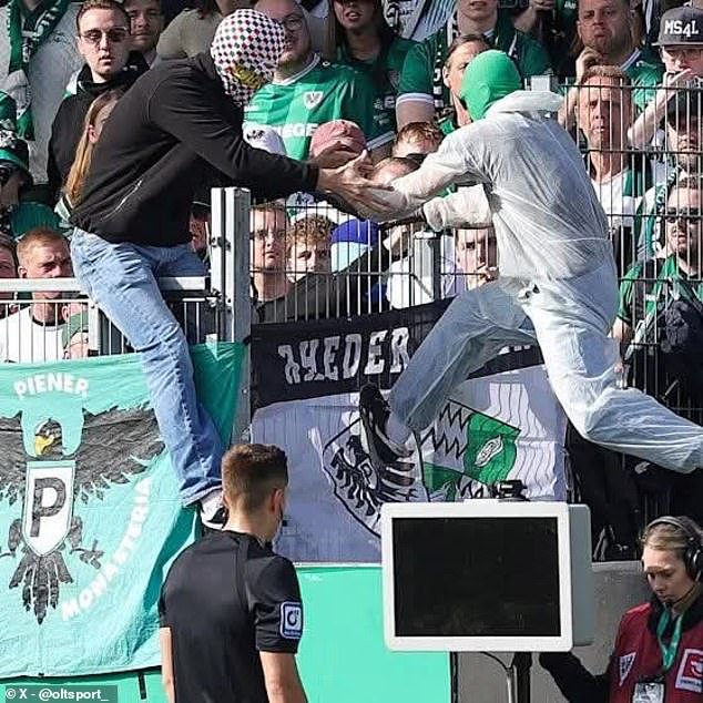 Mire el extraño momento en que el árbitro no pudo verificar el penalti en el VAR después de que fanáticos enmascarados desconectaran el monitor durante el partido de la Bundesliga 2