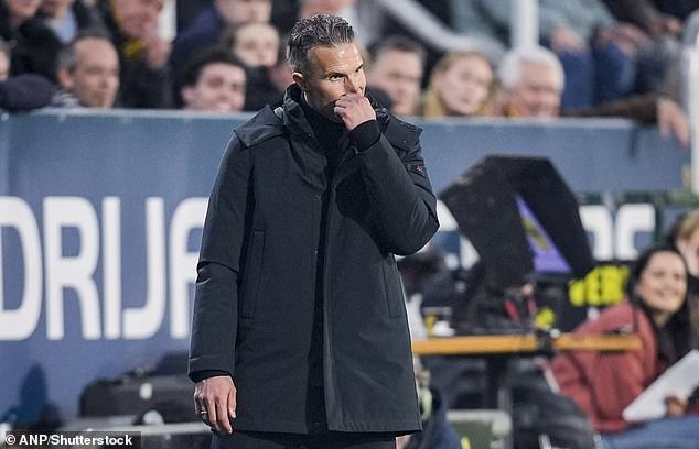 Robin van Persie responde a los fanáticos del Feyenoord que gritan para que lo despidan, mientras los gigantes holandeses pierden puntos contra oponentes amenazados por el descenso.