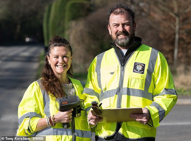 Un matrimonio atrapa a más de 100 automovilistas por exceso de velocidad después de que un hombre muriera en un accidente frente a su casa.