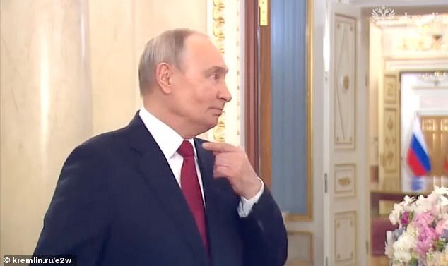 Putin sufre un ataque de tos mientras grababa un mensaje de televisión; las imágenes se filtraron por error de propaganda