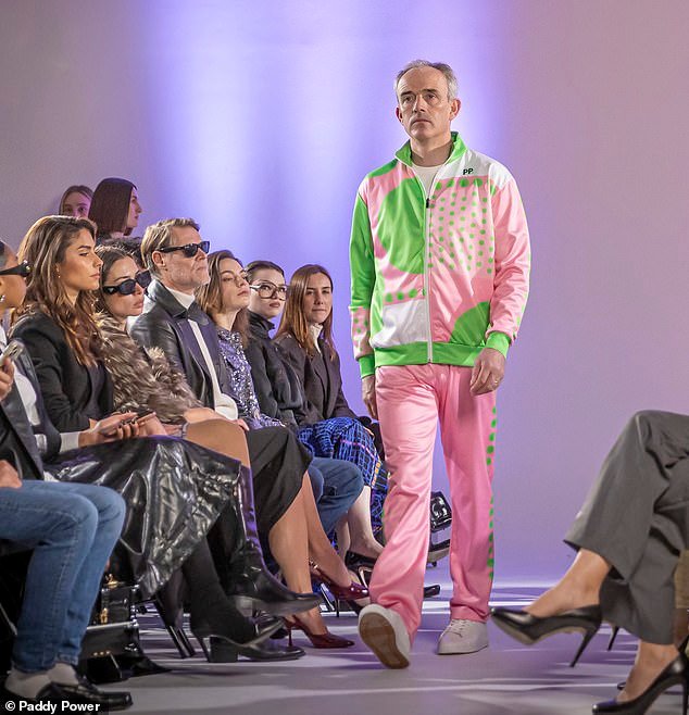 ¡Del hipódromo a la pista! Modelos con chándales JOCKEY SILKS participan en la Semana de la Moda de París antes del inicio del Festival de Cheltenham