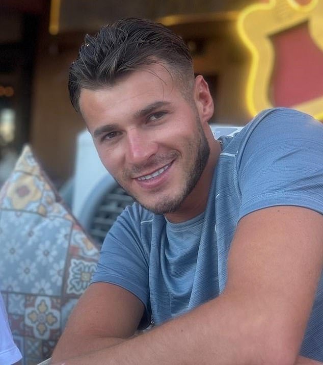 Seis hombres acusados de ayudar al ‘asesino’ a huir del país después de apuñalar hasta matar a su joven padre frente a un hotel de cinco estrellas comparecen ante el tribunal