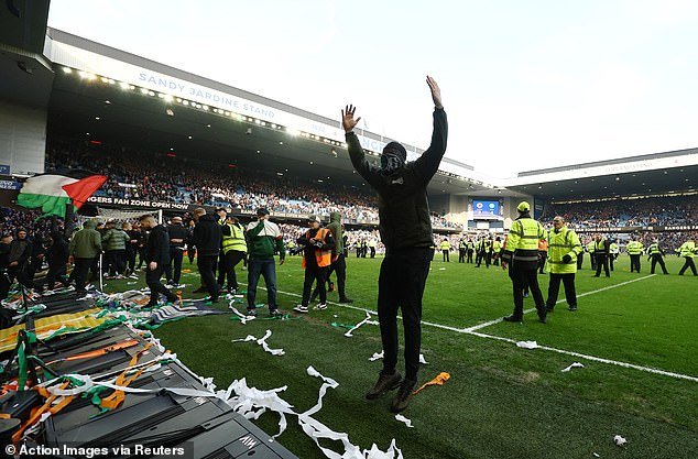 Vestidos de negro, con máscaras y sudaderas con capucha, los ultras de Old Firm irrumpieron en el campo… avergonzando a los clubes que de manera tan espectacular no lograron hacer frente a su creciente amenaza.