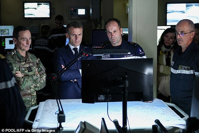 El grupo de trabajo francés se dirige al Golfo después de que Macron ordenara barcos de la Armada en una medida “sin precedentes” mientras el conflicto en Medio Oriente hace subir los precios del petróleo.