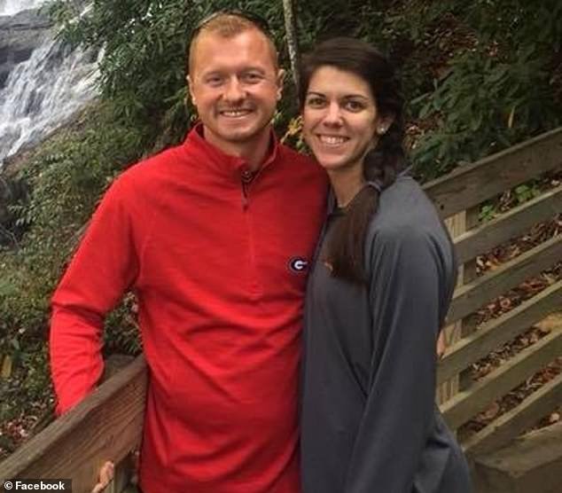 El maestro resbaló en el concreto mojado mientras iba ‘con entusiasmo’ a saludar a 5 estudiantes bromistas antes de ser aplastado… mientras su hermano dice que ‘odiaría’ que los niños fueran acusados.