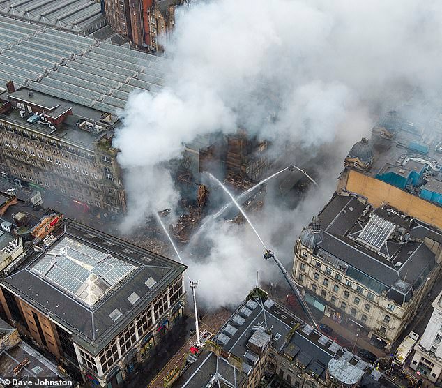 Asolado por el incendio de una tienda de vaporizadores… Swinney está ‘abierto’ a la regulación después de la destrucción del edificio histórico de la ciudad