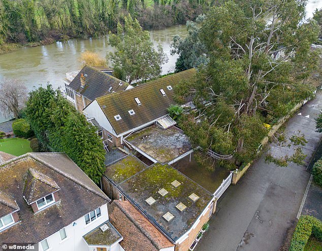 La mansión inglesa de Rolf Harris de 4 millones de libras no se vende en una subasta, a pesar de que el precio solicitado se redujo a la mitad