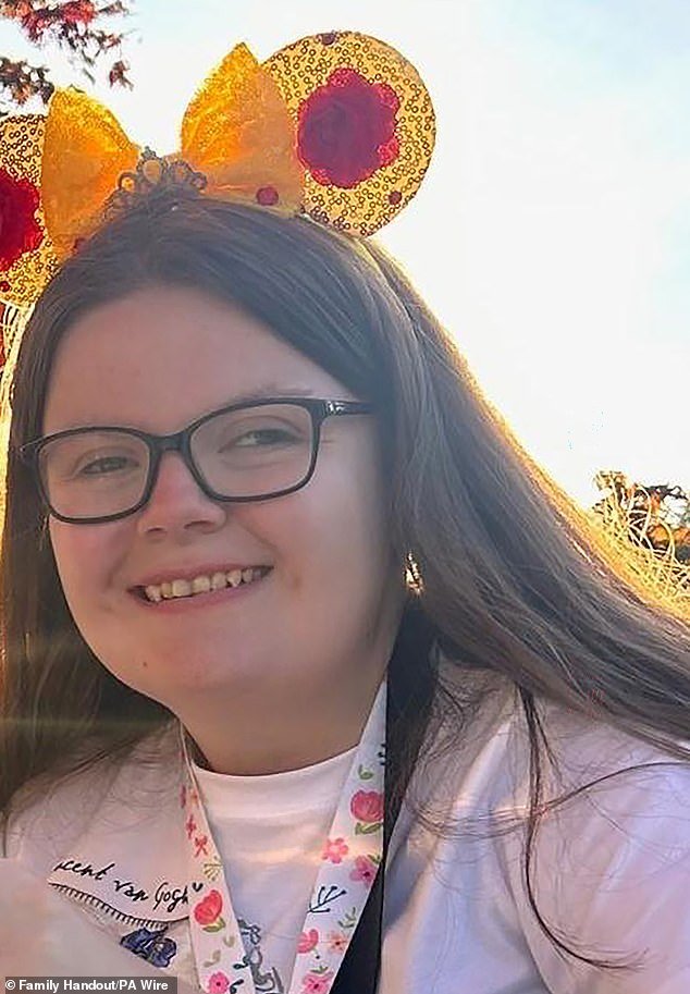 En la foto: La mujer “más amable y gentil”, de 23 años, cuya muerte desencadena una investigación por asesinato mientras un hombre de 45 años es arrestado