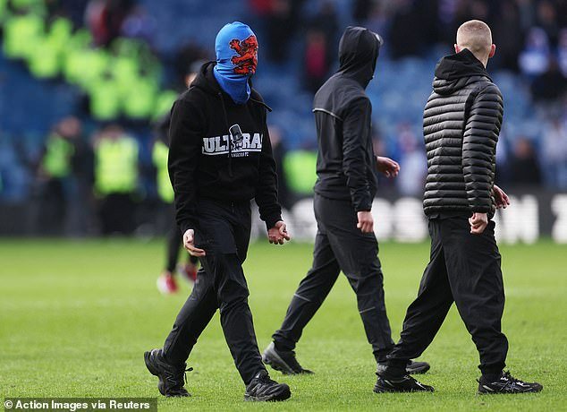 Silencio vergonzoso de Rangers y Celtic: ¡Las terribles escenas en Ibrox han sido ampliamente condenadas por todos, excepto por los dos clubes involucrados!