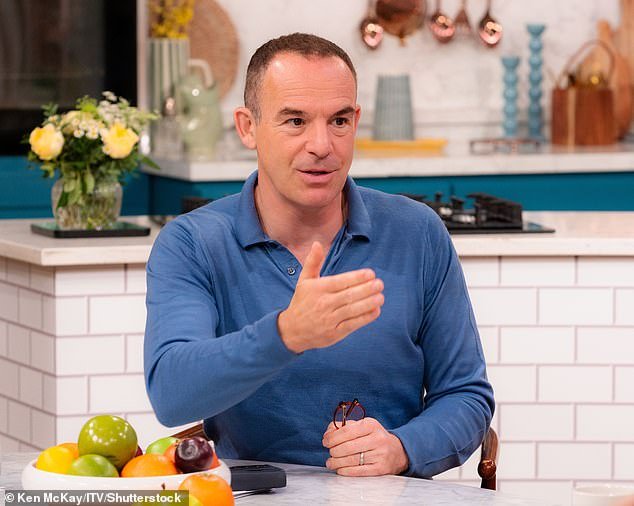 Martin Lewis dice que “no confía” en las empresas de redes sociales después de que los estafadores pudieran publicar anuncios falsos que mostraban a su esposa atacada por un “inmigrante” para promover inversiones falsas en “IA cuántica”.