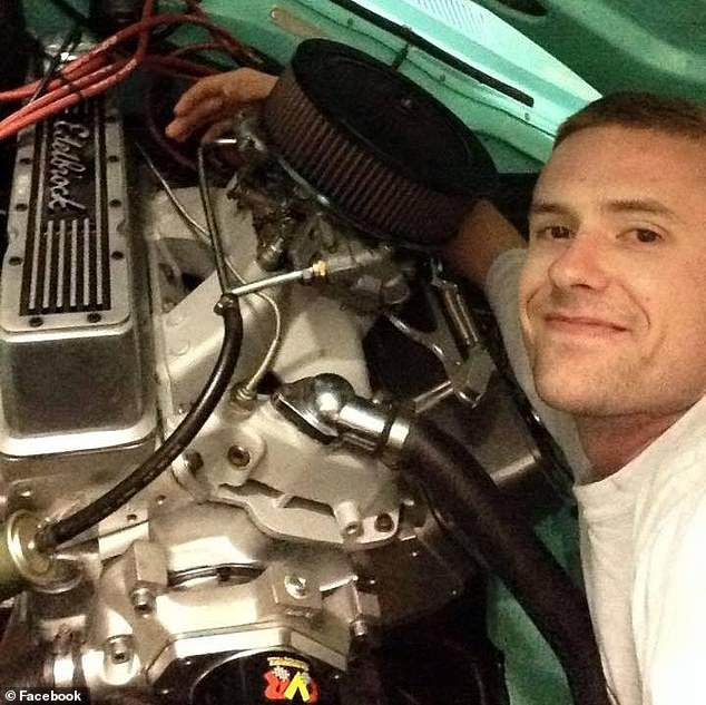 Horror cuando su padre supuestamente mata a su hijo a puñaladas apenas unas semanas después de regresar a la casa familiar