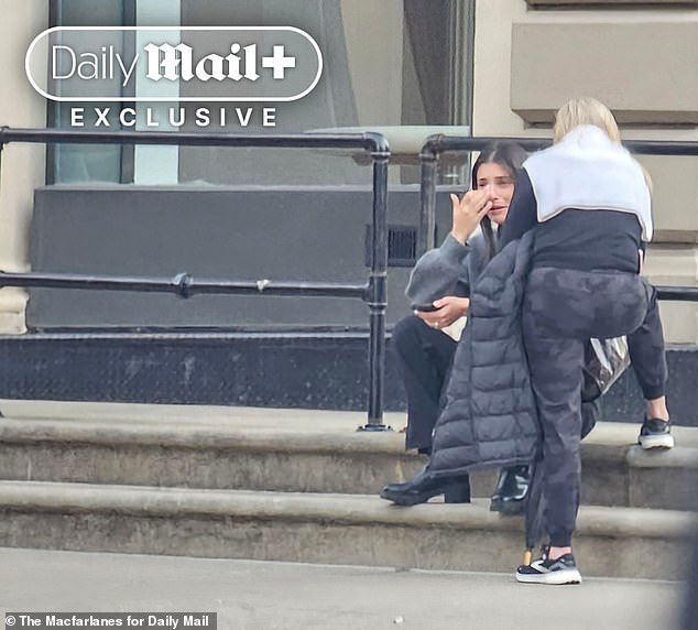 Momento en que la esposa del hermano de Alexander se desploma en la calle entre lágrimas: El dramático relato minuto a minuto del colapso total de la familia tras el veredicto de culpabilidad los deja temblando