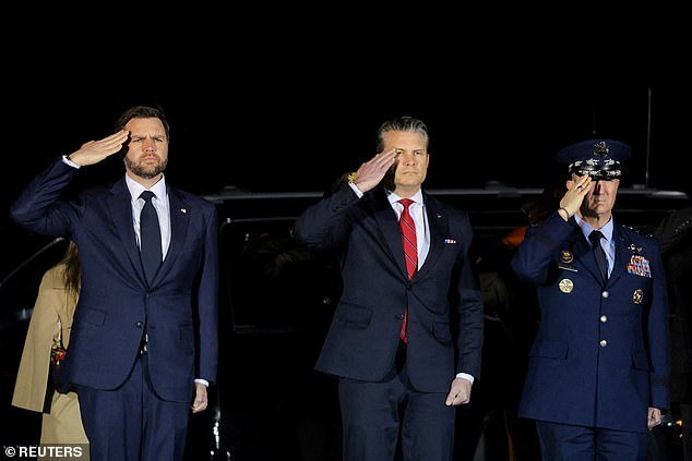 JD Vance es testigo del traslado digno de un soldado muerto en la Operación Furia Épica mientras Trump revela que su vicepresidente estaba “menos entusiasmado” con la guerra de Irán